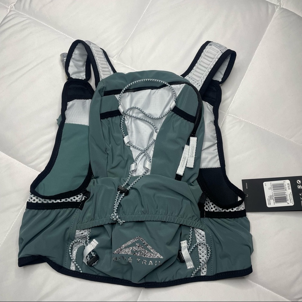 New Women Kiger Running Vest 4.0
Medium/Large
Hasta/Black/Pure Platinum/Silver - Picture 12 of 15